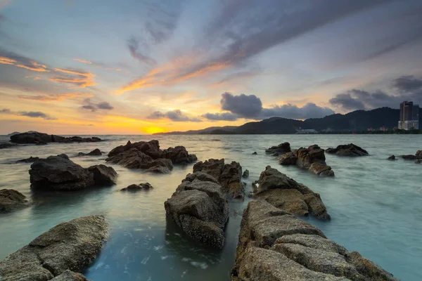 Kayalık sahilde güzel bir gün batımı