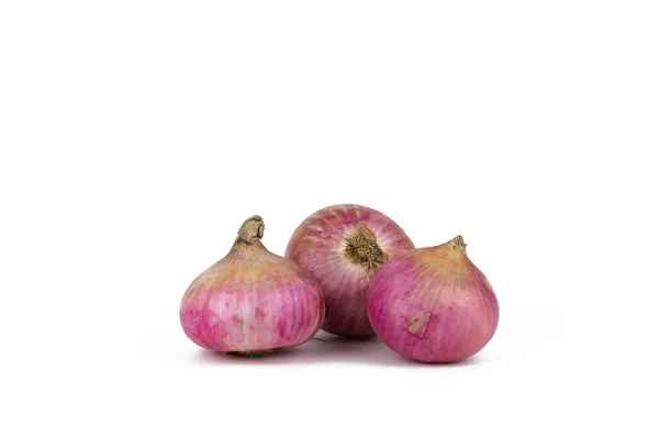 Beyaz zemin üzerinde üç kırmızı soğan