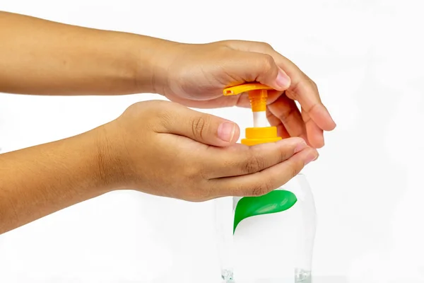 Çocuklar el dezenfektanı sıkıyor. 