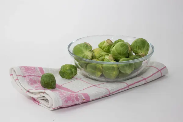 Fresh brussels sprout in bowl — Stock Photo, Image