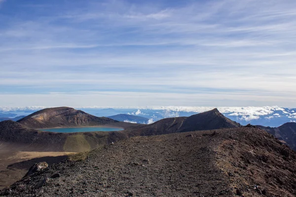 Lago azul del cruce alpino tongariro — Foto de Stock