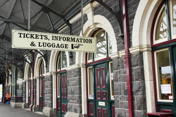 Aanmelden van Dunedin treinstation — Stockfoto