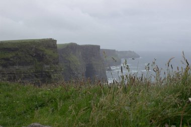 Yaz aylarında clowdy gün Moher manzara Cliffs. Vahşi Atlantik Yolu Noktası