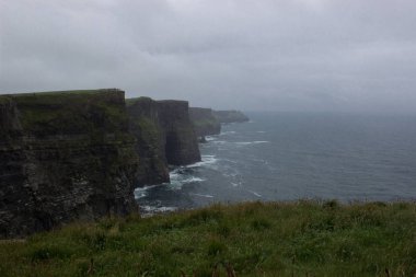 Yaz aylarında clowdy gün Moher manzara Cliffs. Vahşi Atlantik Yolu Noktası