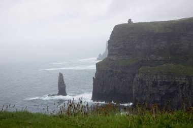 Yaz aylarında clowdy gün Moher manzara Cliffs. Vahşi Atlantik Yolu Noktası