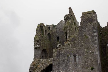 Cashel Kayası: yağmurlu bir günde dış görünüm