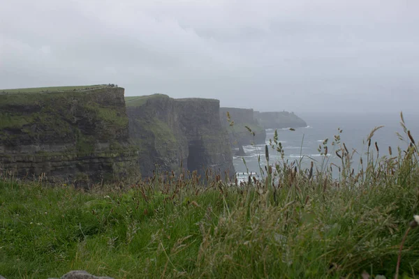 Yaz aylarında clowdy gün Moher manzara Cliffs. Vahşi Atlantik Yolu Noktası