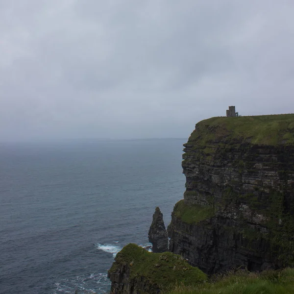Yaz aylarında clowdy gün Moher manzara Cliffs. Vahşi Atlantik Yolu Noktası