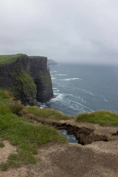 Yaz aylarında clowdy gün Moher manzara Cliffs. Vahşi Atlantik Yolu Noktası