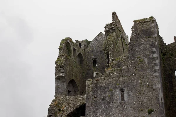 Cashel Kayası: yağmurlu bir günde dış görünüm