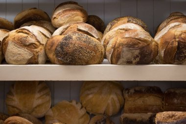 Piyasada satılık taze soda ekmeği