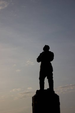 Nijniy Novgorod Chkalov anıt bir günbatımı üzerinde