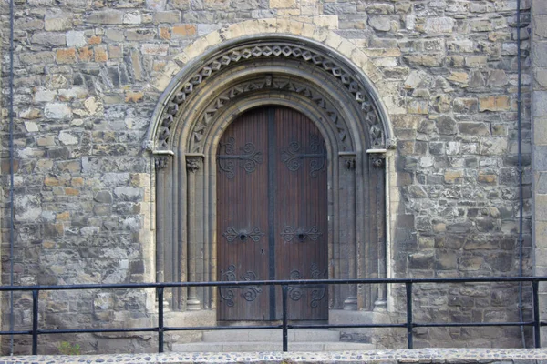 Puerta de la catedral Christchirch de Dublín, Irlanda — Foto de Stock