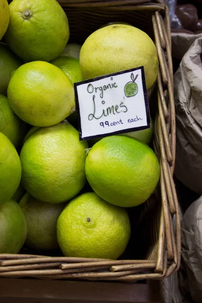 Taze organik limes pazarında Satılık hasır sepet içinde