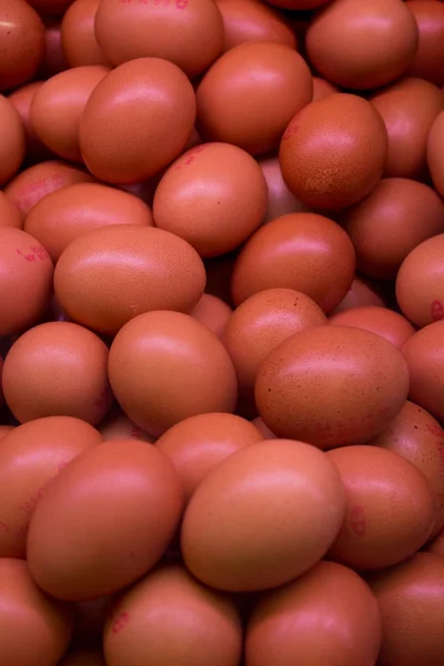 Ovos Castanhos Frescos Num Mercado Fundo — Fotografia de Stock