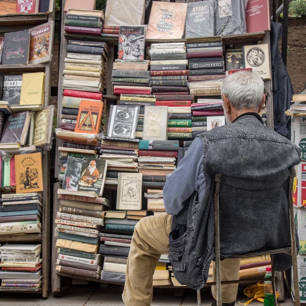 Seller of the vintage books — Stock Photo, Image