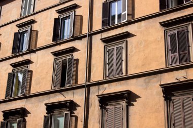 Roma evleri, panjurlu pencereler