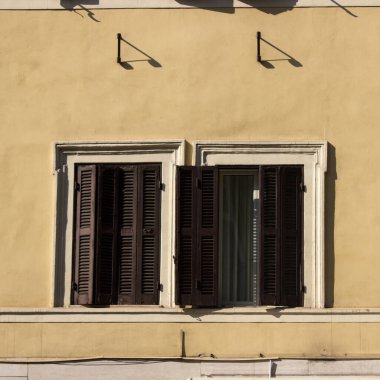 Roma evleri, panjurlu pencereler