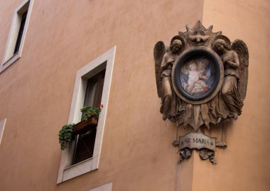 Roma evleri, panjurlu pencereler