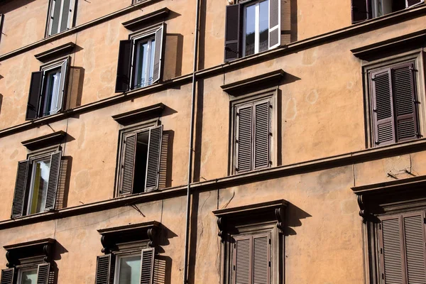 Rome huizen, ramen met rolluiken Rechtenvrije Stockfoto's