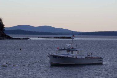 Bar Limanı 'nda gün batımında bir tekne 