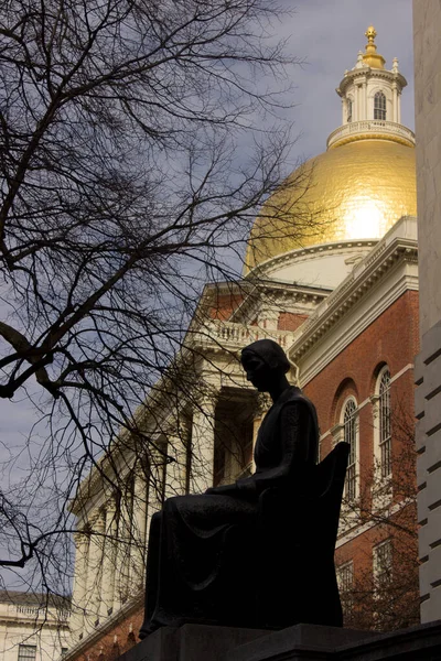 Baharın erken saatlerinde Boston 'daki Massachusetts Devlet Binası' nda Mary Dyer heykeliyle