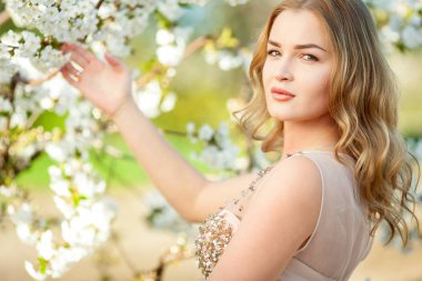 Bahar. Yakın çekim yatay dikey çiçeklenme tree yakınındaki güzel bir kız. Sanat. Kopya alanı