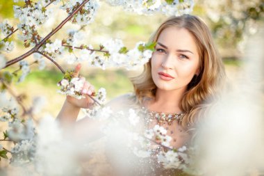 Bahar. Yakın çekim yatay dikey çiçeklenme tree yakınındaki güzel bir kız. Sanat. Kopya alanı