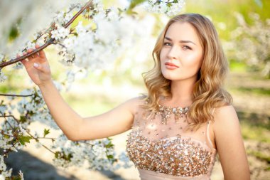 Bahar. Yakın çekim yatay dikey çiçeklenme tree yakınındaki güzel bir kız. Sanat. Kopya alanı