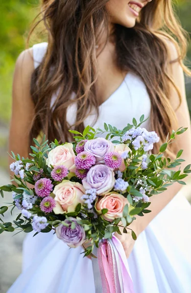 Гарний Весільний Букет Фіолетових Рожевих Троянд Зеленого Листя Крупним Планом — стокове фото