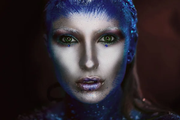 Yaratıcı makyaj mavi renkli pigment, gölge, boyalar. Yakın çekim sanat