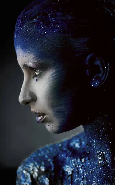 Yaratıcı makyaj alanı stili renkli toz. Mavi pigment, gölgeler, boyalar. Yakın çekim sanat