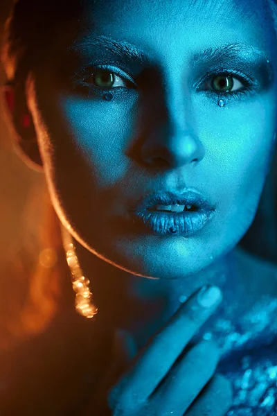 Yaratıcı makyaj renkli toz. Mavi pigment, gölgeler, boyalar. Yakın çekim sanat