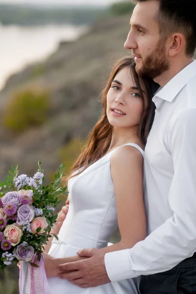 Nově Manželství Nádherný Pár Nevěsta Ženich Stojící Svatební Kytice Poblíž — Stock fotografie