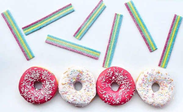 Beyaz ve pembe çörek ve jöle şekerler izole beyaz arka plan üzerinde. Kopya alanı.