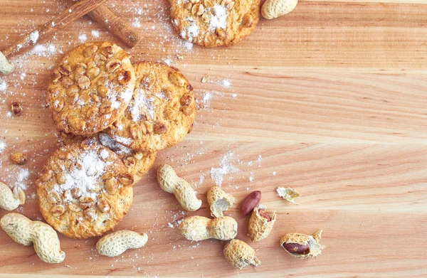 Ahşap masa üzerinde fıstık kurabiye. Kopya alanı.