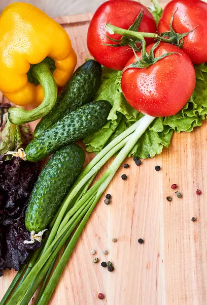 Taze sebze çeşitli ahşap masa üzerinde. Yemek düzeni. Kopya alanı