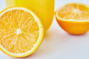 Beyaza izole edilmiş bir portakal dilimi.