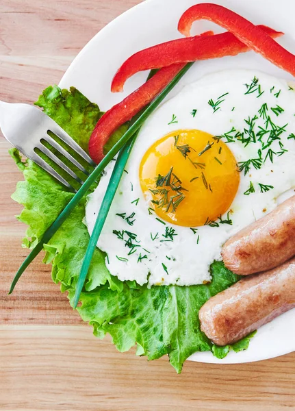Clouse kadar. Lezzetli kahvaltı yumurta sosis siste Portakal suyundan oluşan beyaz tabakta. Üstten Görünüm