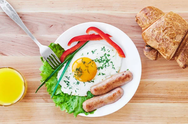 Lezzetli kahvaltı yumurta sosis siste Portakal suyundan oluşan beyaz tabakta. Üstten Görünüm