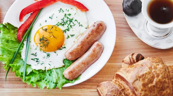 Sabroso Desayuno Plato Blanco Que Consta Huevo Salchichas Vegatablesm Zumo — Foto de Stock