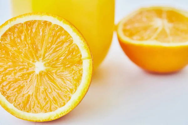 Beyaza izole edilmiş bir portakal dilimi.