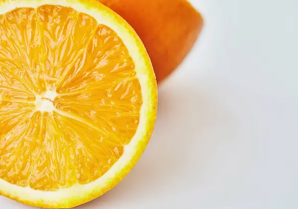 Beyaza izole edilmiş bir portakal dilimi.