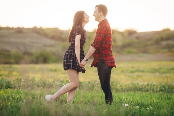 Elele ve gülümseyen güzel çift erkek ve kadın stand