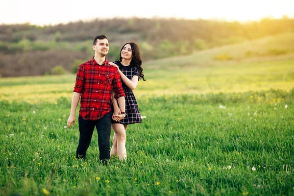 Güzel çift smoling ve onların elele, yürüyüş 