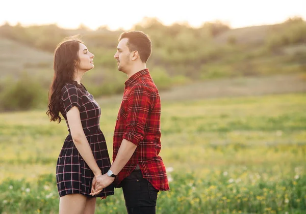 Bella coppia maschio e femmina si tengono per mano al gree — Foto Stock