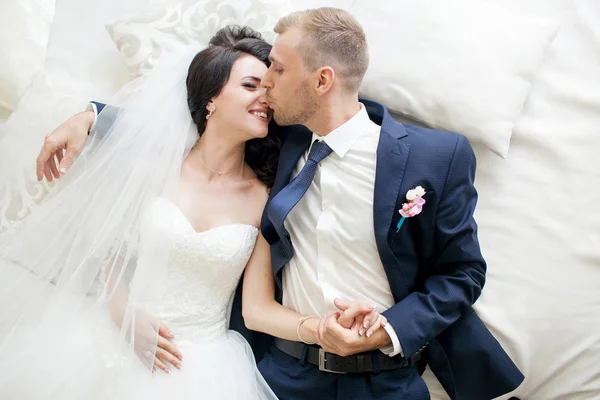 portraite mutlu evlilik çift inci beyaz yatakta yatan eğlenceler