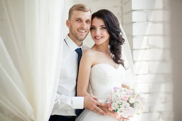 Retrato da noiva e do noivo. Um abraço amoroso de um casamento c — Fotografia de Stock