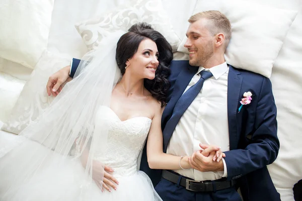 Portraite casal casamento feliz se divertir deitado na cama branca em th — Fotografia de Stock