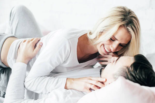 Casal Jovem Relaxante Abraçar Divertir Deitado Cama — Fotografia de Stock